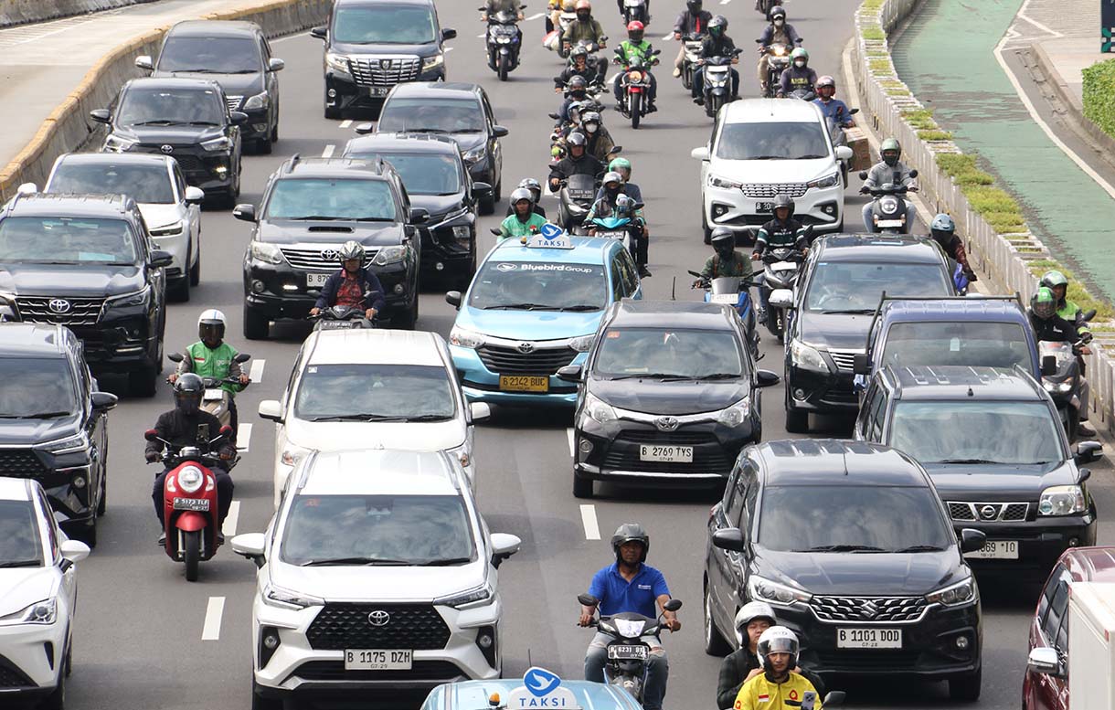 Sejumlah kendaraan bermotor melintas di Jalan Sudirman, Jakarta, Sabtu (27/12/2025). (Beritanasional.com/Oke Atmaja)