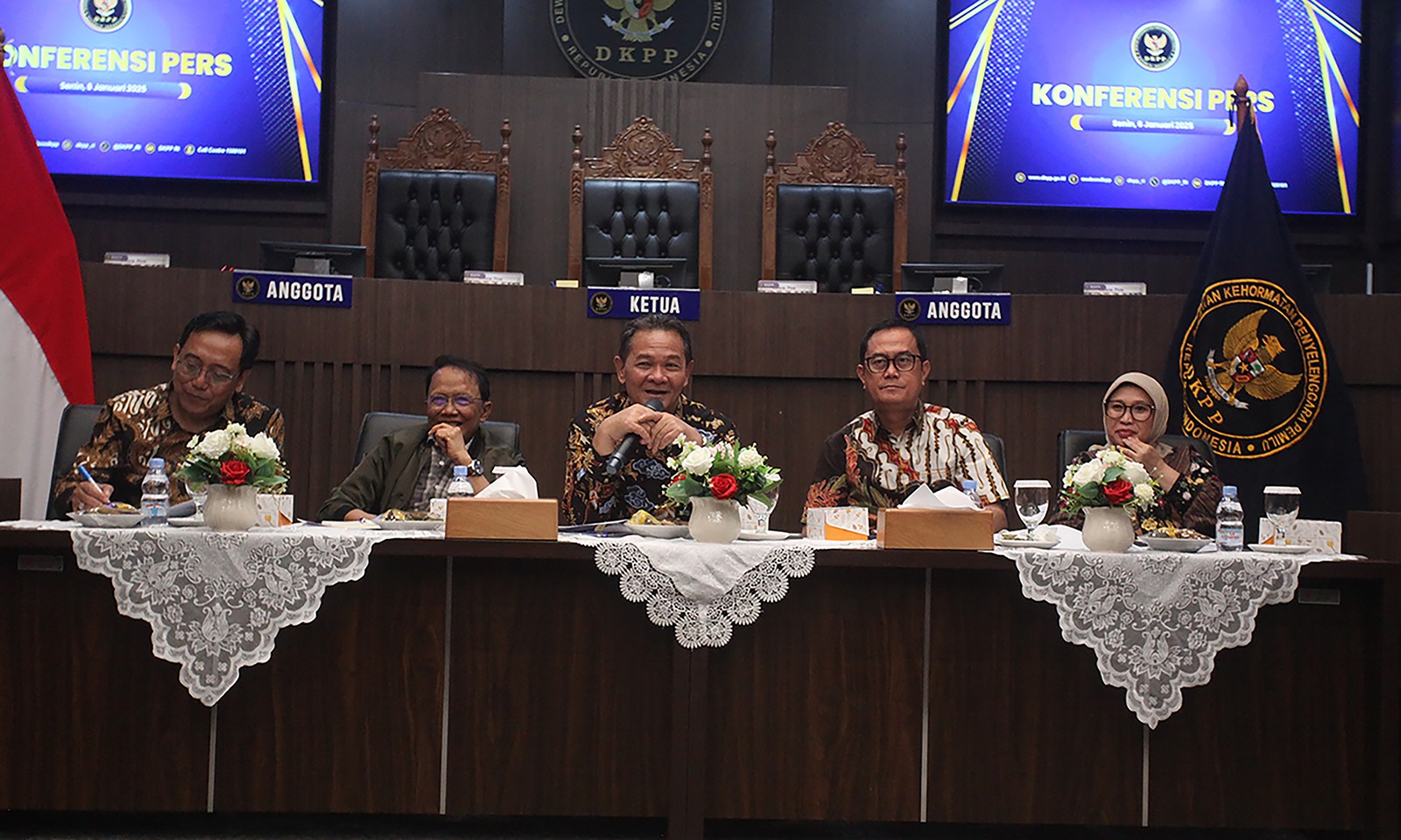 DKPP memberika keterangan pers terkait pelanggaran pemilu. (BeritaNasional/Elvis Sendouw)