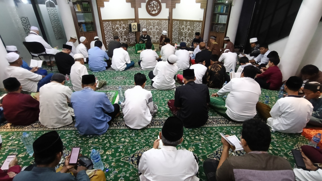 Sejumlah umat Islam membaca Al-Quran surat Yasin pada Malam Nisfu Syaban di Masjid Nurul Huda, Jakarta, Senin (2/2/2026). (BeritaNasional.com/Oke Atmaja)