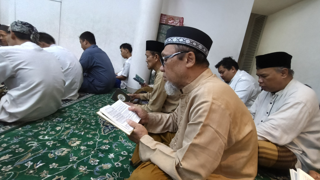Sejumlah umat Islam membaca Al-Quran surat Yasin pada Malam Nisfu Syaban di Masjid Nurul Huda, Jakarta, Senin (2/2/2026). (BeritaNasional.com/Oke Atmaja)