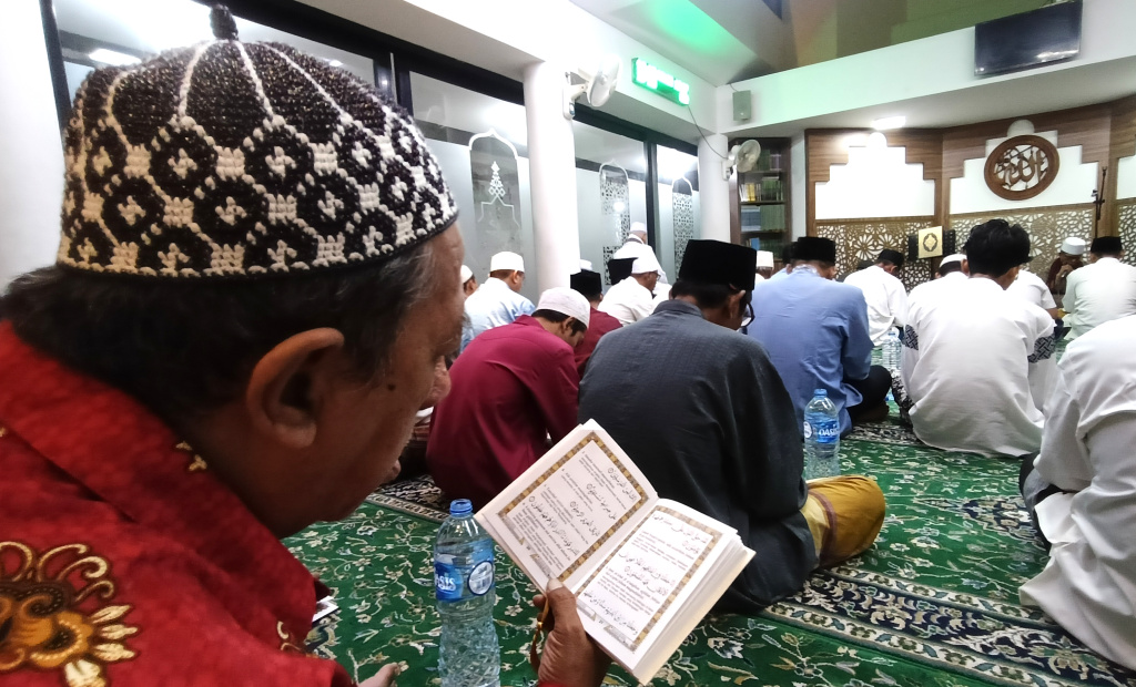 Sejumlah umat Islam membaca Al-Quran surat Yasin pada Malam Nisfu Syaban di Masjid Nurul Huda, Jakarta, Senin (2/2/2026). (BeritaNasional.com/Oke Atmaja)