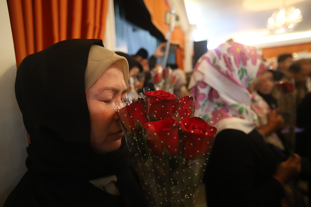 Warga berdoa untuk mendiang pemimpin tertinggi Iran Ayatollah Ali Khamenei di Kediaman Duta Besar Iran, Jakarta, Kamis (5/3/2026).  (Beritanasional.com/Oke Atmaja)
