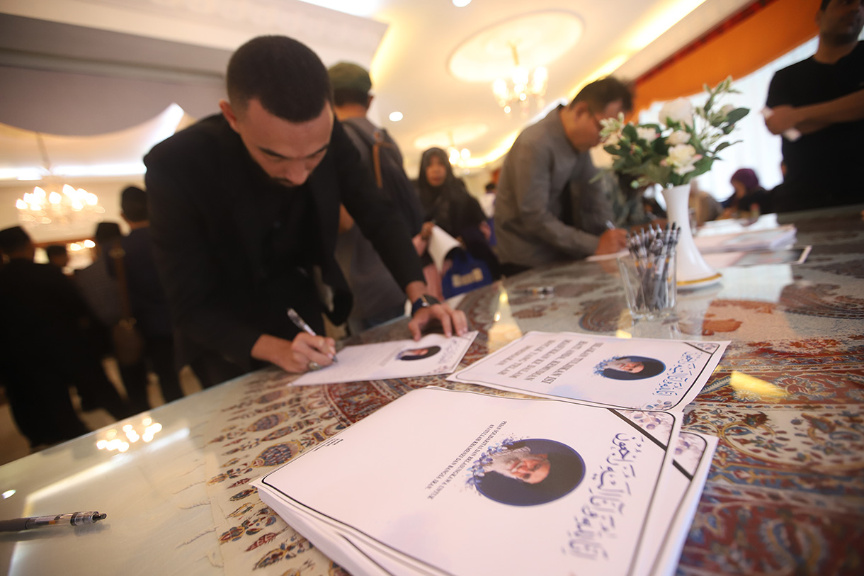 Warga berdoa untuk mendiang pemimpin tertinggi Iran Ayatollah Ali Khamenei di Kediaman Duta Besar Iran, Jakarta, Kamis (5/3/2026).  (Beritanasional.com/Oke Atmaja)