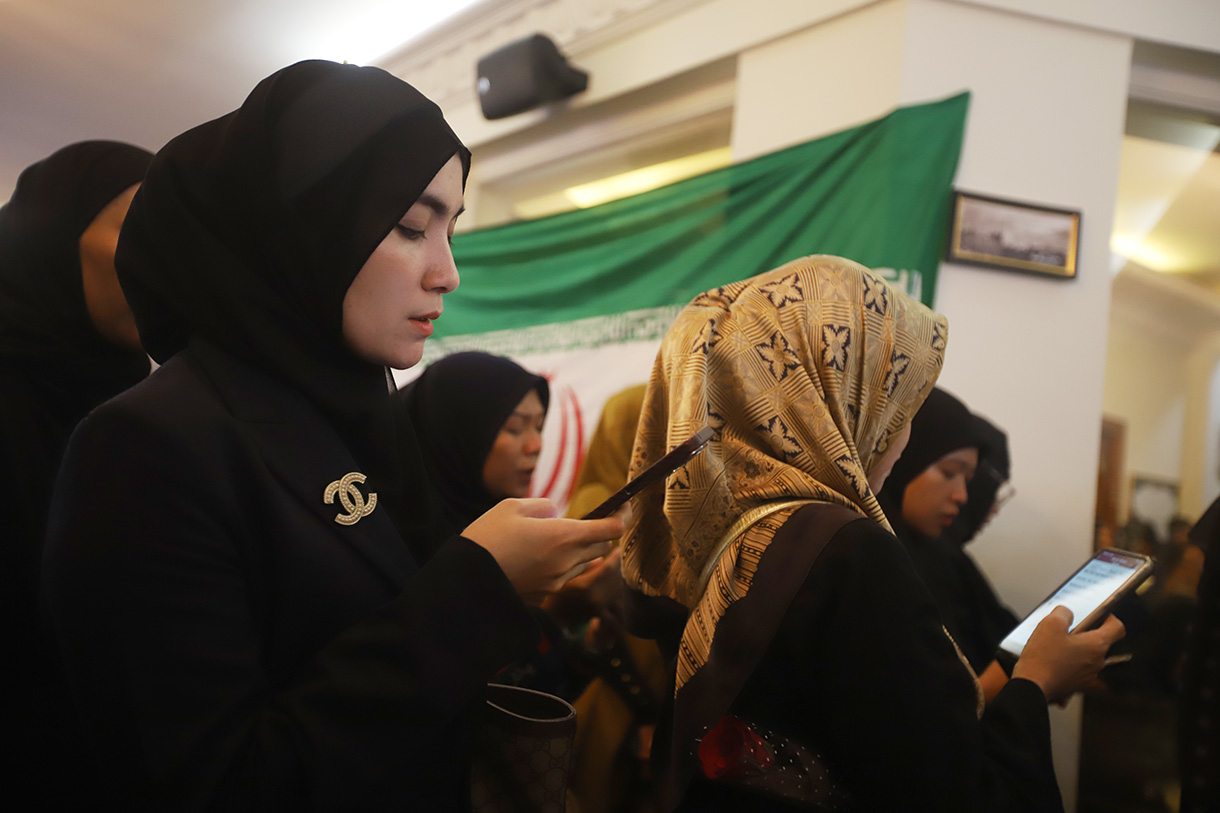 Warga berdoa untuk mendiang pemimpin tertinggi Iran Ayatollah Ali Khamenei di Kediaman Duta Besar Iran, Jakarta, Kamis (5/3/2026).  (Beritanasional.com/Oke Atmaja)