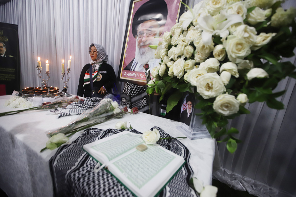 Warga berdoa untuk mendiang pemimpin tertinggi Iran Ayatollah Ali Khamenei di Kediaman Duta Besar Iran, Jakarta, Kamis (5/3/2026).  (Beritanasional.com/Oke Atmaja)
