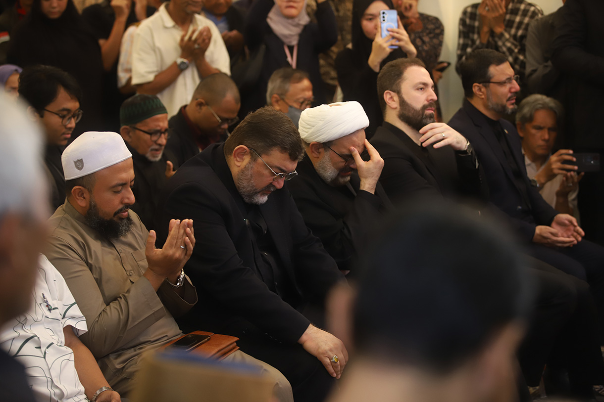 Warga berdoa untuk mendiang pemimpin tertinggi Iran Ayatollah Ali Khamenei di Kediaman Duta Besar Iran, Jakarta, Kamis (5/3/2026).  (Beritanasional.com/Oke Atmaja)