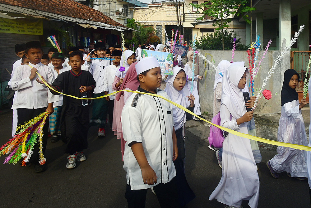 Siswa mengelar doa bersama mengenang sejarah santri pada peringatan hari Santri Nasional. (Beritanasional/Elvis Sendouw)