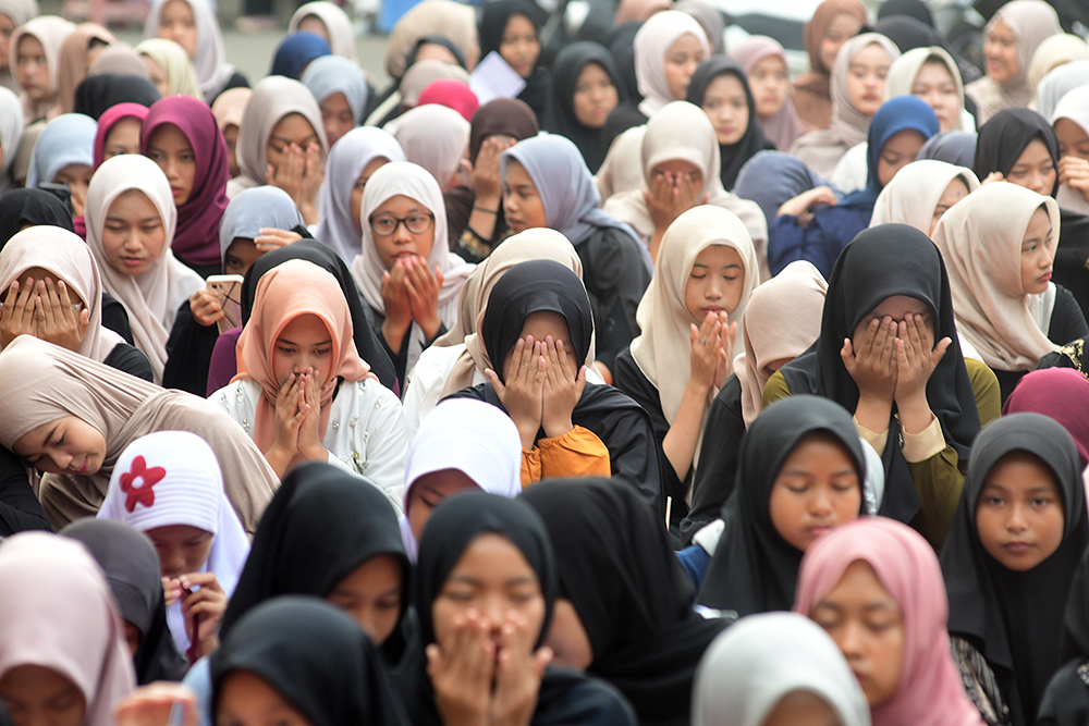 Siswa mengelar doa bersama mengenang sejarah santri pada peringatan hari Santri Nasional. (Beritanasional/Elvis Sendouw)