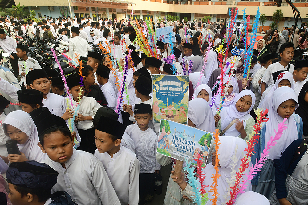Siswa mengelar doa bersama mengenang sejarah santri pada peringatan hari Santri Nasional. (Beritanasional/Elvis Sendouw)