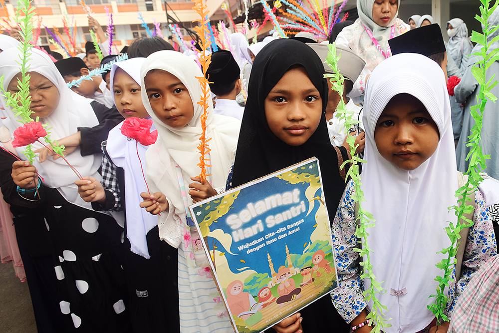 Siswa mengelar doa bersama mengenang sejarah santri pada peringatan hari Santri Nasional. (Beritanasional/Elvis Sendouw)
