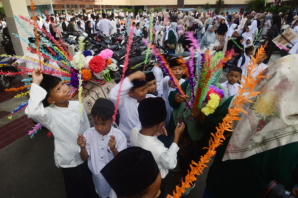 Siswa mengelar doa bersama mengenang sejarah santri pada peringatan hari Santri Nasional. (Beritanasional/Elvis Sendouw)