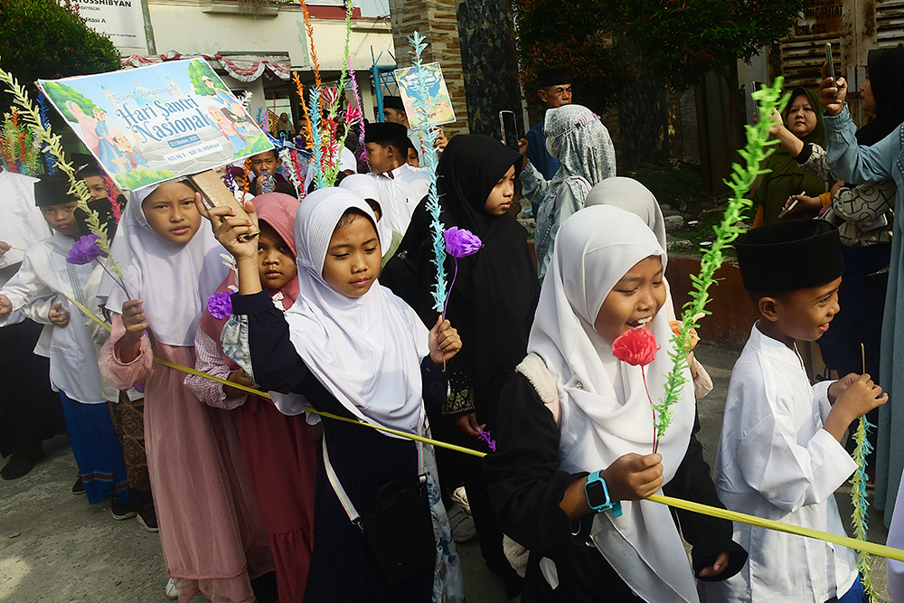 Siswa mengelar doa bersama mengenang sejarah santri pada peringatan hari Santri Nasional. (Beritanasional/Elvis Sendouw)