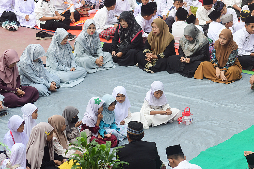 Siswa mengelar doa bersama mengenang sejarah santri pada peringatan hari Santri Nasional. (Beritanasional/Elvis Sendouw)