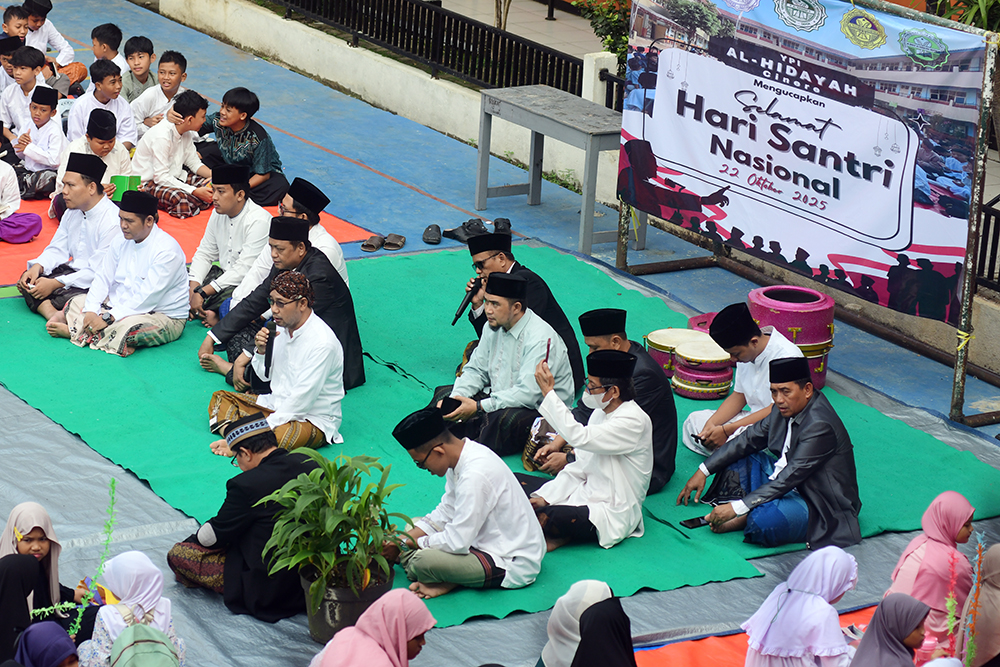 Siswa mengelar doa bersama mengenang sejarah santri pada peringatan hari Santri Nasional. (Beritanasional/Elvis Sendouw)