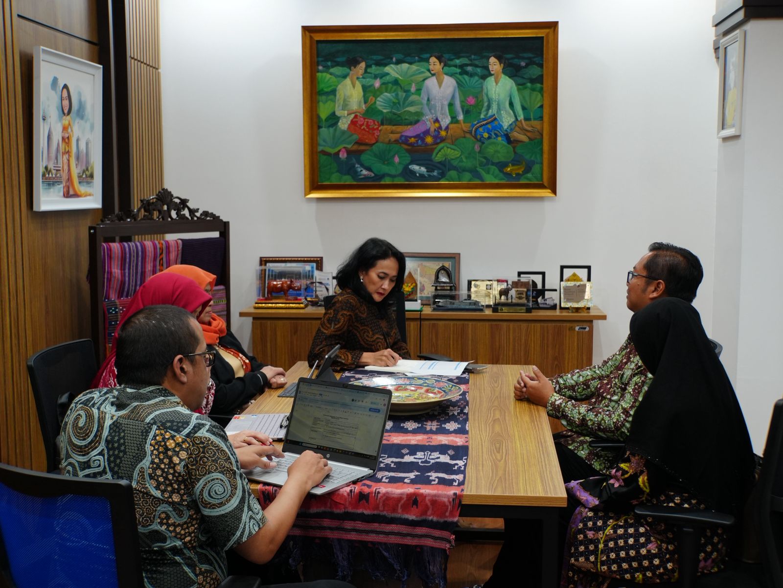 Dorong Penempatan Pekerja Migran Profesional, Wamen Christina Gandeng PT Binamandiri Wakil Menteri Pelindungan Pekerja Migran Indonesia (P2MI) menerima perwakilan Perusahaan Penempatan Pekerja Migran Indonesia (P3MI).(BeritaNasional/Elvis Sendouw/HO Hms P2MI)