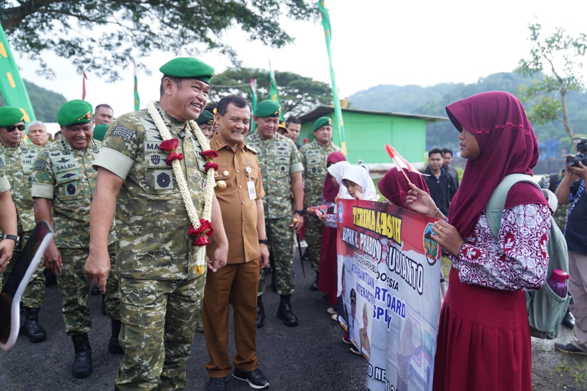 Kepala Staf Angkatan Darat (Kasad) Jenderal TNI Maruli Simanjuntak, M.Sc., meresmikan instalasi pompa hidram di Kecamatan Rawalo, Kabupaten Banyumas, Jawa Tengah.  (BeritaNasional/Elvis/HO Dispenad)