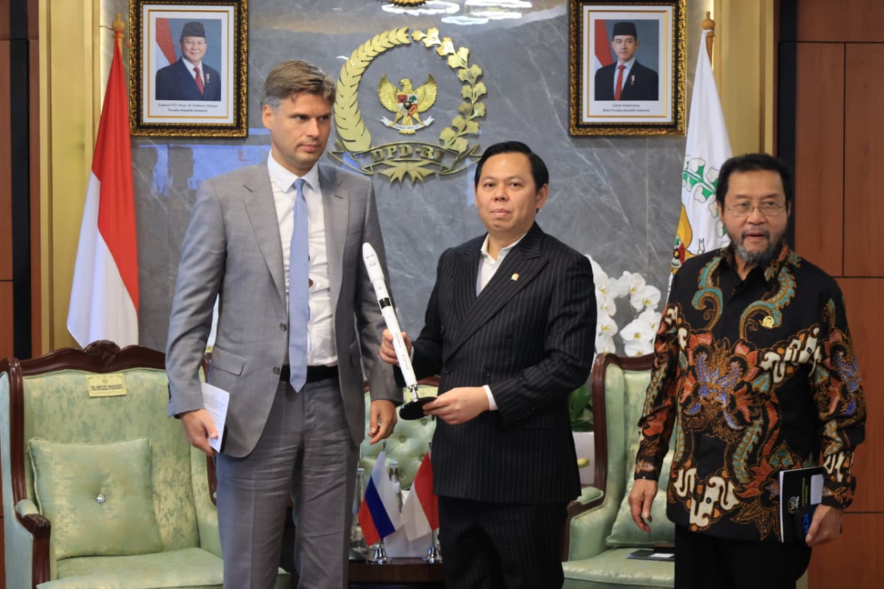 Ketua DPD terima kunjungan Direktur Jenderal Badan Antariksa Rusia sekaligus CEO Rosatom Rusia Alexey Likhachev (BeritaNasional/Elvis Sendouw/HO DPD)
