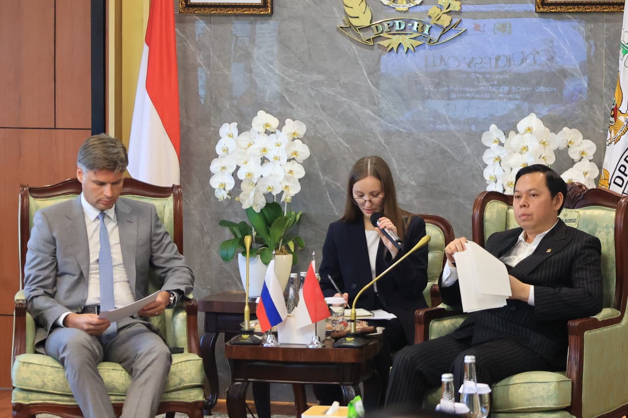 Ketua DPD terima kunjungan Direktur Jenderal Badan Antariksa Rusia sekaligus CEO Rosatom Rusia Alexey Likhachev (BeritaNasional/Elvis Sendouw/HO DPD)