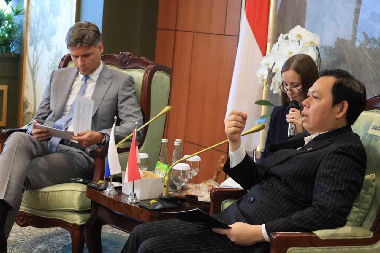 Ketua DPD terima kunjungan Direktur Jenderal Badan Antariksa Rusia sekaligus CEO Rosatom Rusia Alexey Likhachev (BeritaNasional/Elvis Sendouw/HO DPD)