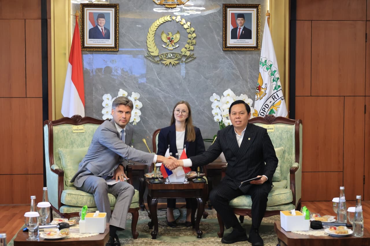 Ketua DPD terima kunjungan Direktur Jenderal Badan Antariksa Rusia sekaligus CEO Rosatom Rusia Alexey Likhachev (BeritaNasional/Elvis Sendouw/HO DPD)