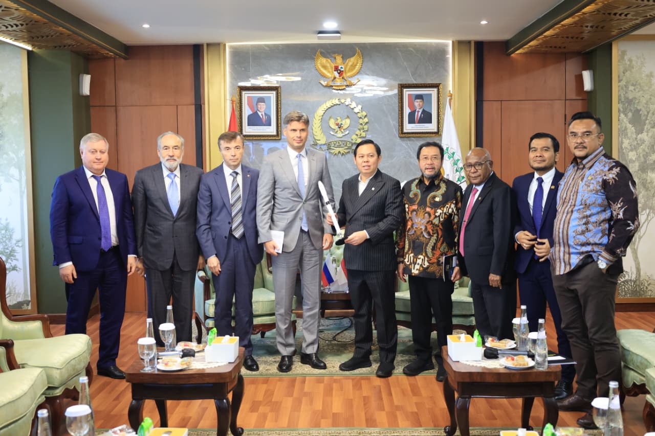 Ketua DPD terima kunjungan Direktur Jenderal Badan Antariksa Rusia sekaligus CEO Rosatom Rusia Alexey Likhachev (BeritaNasional/Elvis Sendouw/HO DPD)