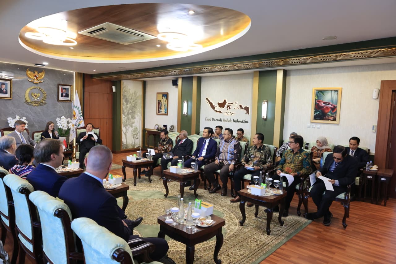 Ketua DPD terima kunjungan Direktur Jenderal Badan Antariksa Rusia sekaligus CEO Rosatom Rusia Alexey Likhachev (BeritaNasional/Elvis Sendouw/HO DPD)