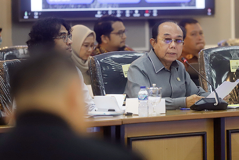 Ketua Tim Kerja RUU Daerah Kepulaun DPD Andi Sofyan Hasdam sampaikan pandangan RUU Daerah Kepulauan DPR. (BeritaNasional/Elvis Sendouw)