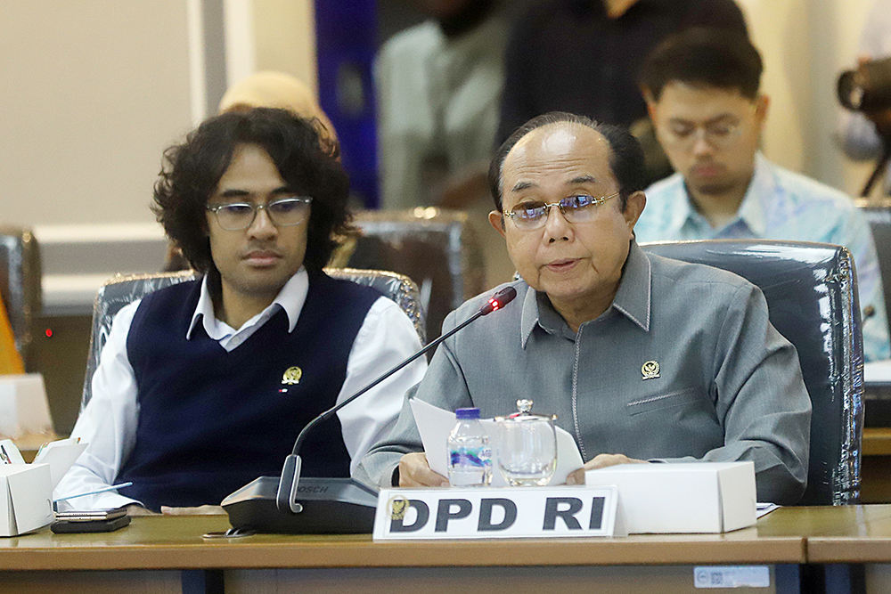 Ketua Tim Kerja RUU Daerah Kepulaun DPD Andi Sofyan Hasdam sampaikan pandangan RUU Daerah Kepulauan DPR. (BeritaNasional/Elvis Sendouw)