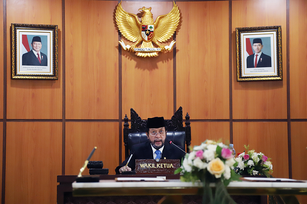 DPD RI Terima Laporan Hasil BPK atas LKPP dan IHPS II Tahun 2024 Wakil Ketua DPD RI, Yorrys Raweyai menerima berkas Laporan Hasil Pemeriksaan atas Laporan Keuangan Pemerintah Pusat (LKPP) Tahun 2024 serta Ikhtisar Hasil Pemeriksaan Semester (IHPS) II Tahun 2024 . (BeritaNasional/Elvis Sendouw)