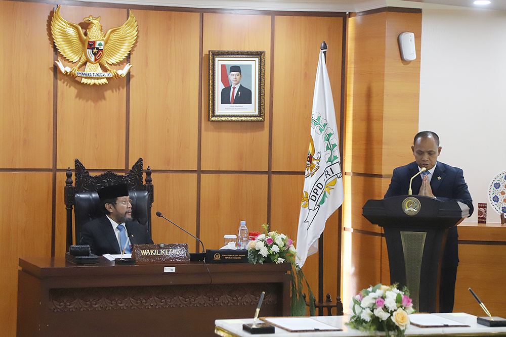 DPD RI Terima Laporan Hasil BPK atas LKPP dan IHPS II Tahun 2024 Wakil Ketua DPD RI, Yorrys Raweyai menerima berkas Laporan Hasil Pemeriksaan atas Laporan Keuangan Pemerintah Pusat (LKPP) Tahun 2024 serta Ikhtisar Hasil Pemeriksaan Semester (IHPS) II Tahun 2024 . (BeritaNasional/Elvis Sendouw)