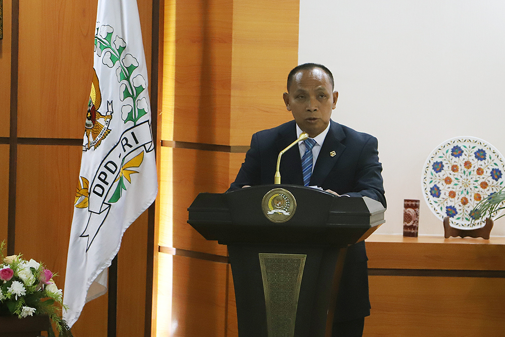 DPD RI Terima Laporan Hasil BPK atas LKPP dan IHPS II Tahun 2024 Wakil Ketua DPD RI, Yorrys Raweyai menerima berkas Laporan Hasil Pemeriksaan atas Laporan Keuangan Pemerintah Pusat (LKPP) Tahun 2024 serta Ikhtisar Hasil Pemeriksaan Semester (IHPS) II Tahun 2024 . (BeritaNasional/Elvis Sendouw)
