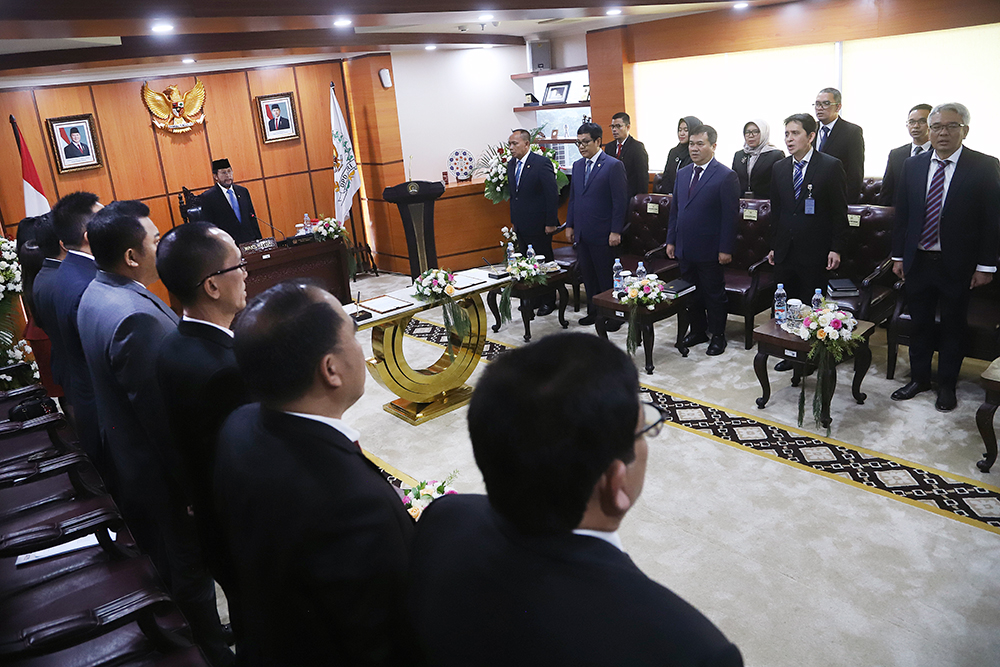 DPD RI Terima Laporan Hasil BPK atas LKPP dan IHPS II Tahun 2024 Wakil Ketua DPD RI, Yorrys Raweyai menerima berkas Laporan Hasil Pemeriksaan atas Laporan Keuangan Pemerintah Pusat (LKPP) Tahun 2024 serta Ikhtisar Hasil Pemeriksaan Semester (IHPS) II Tahun 2024 . (BeritaNasional/Elvis Sendouw)