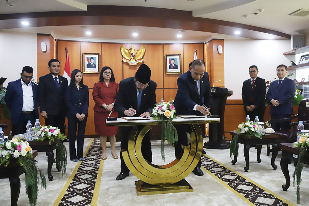 DPD RI Terima Laporan Hasil BPK atas LKPP dan IHPS II Tahun 2024 Wakil Ketua DPD RI, Yorrys Raweyai menerima berkas Laporan Hasil Pemeriksaan atas Laporan Keuangan Pemerintah Pusat (LKPP) Tahun 2024 serta Ikhtisar Hasil Pemeriksaan Semester (IHPS) II Tahun 2024 . (BeritaNasional/Elvis Sendouw)