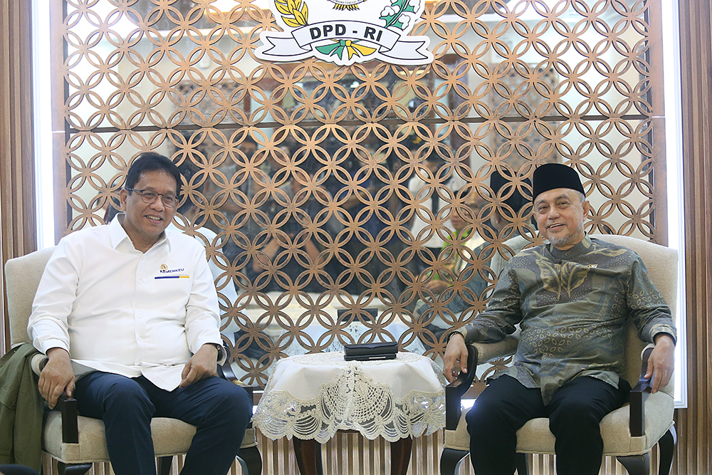 Wakil Ketua DPD Tamsil Linrung (kiri) menerima kunjungan Menteri Keuangan Purbaya Yudhi Sadewa. (BeritaNasional/Elvis Sendouw)