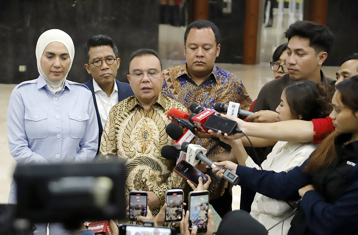 Wakil Ketua DPR Sufmi Dasco Ahmad memberikan keterangan kepada wartawan terkait MBG. (BeritaNasional/Elvis Sendouw)