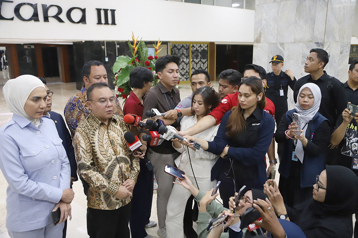 Pimpinan DPR RI memberikan keterangan kepada wartawan terkait MBG. (BeritaNasional/Elvis Sendouw)