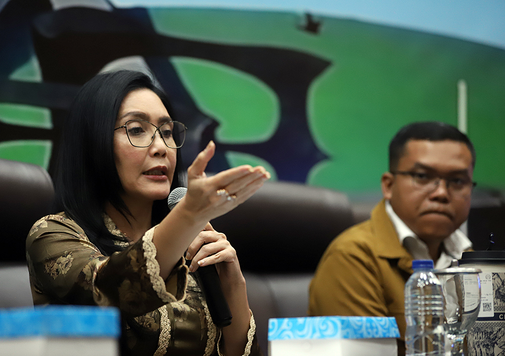 Anggota Komisi VI DPR Rieke Diah Pitaloka memberikan pandangan saat diskusi  Forum Legislasi Tema "Pengesahan RUU BUMN Harapkan Percepat Kemajuan Ekonomi Nasional" . (BeritaNasional/Elvis Sendouw)