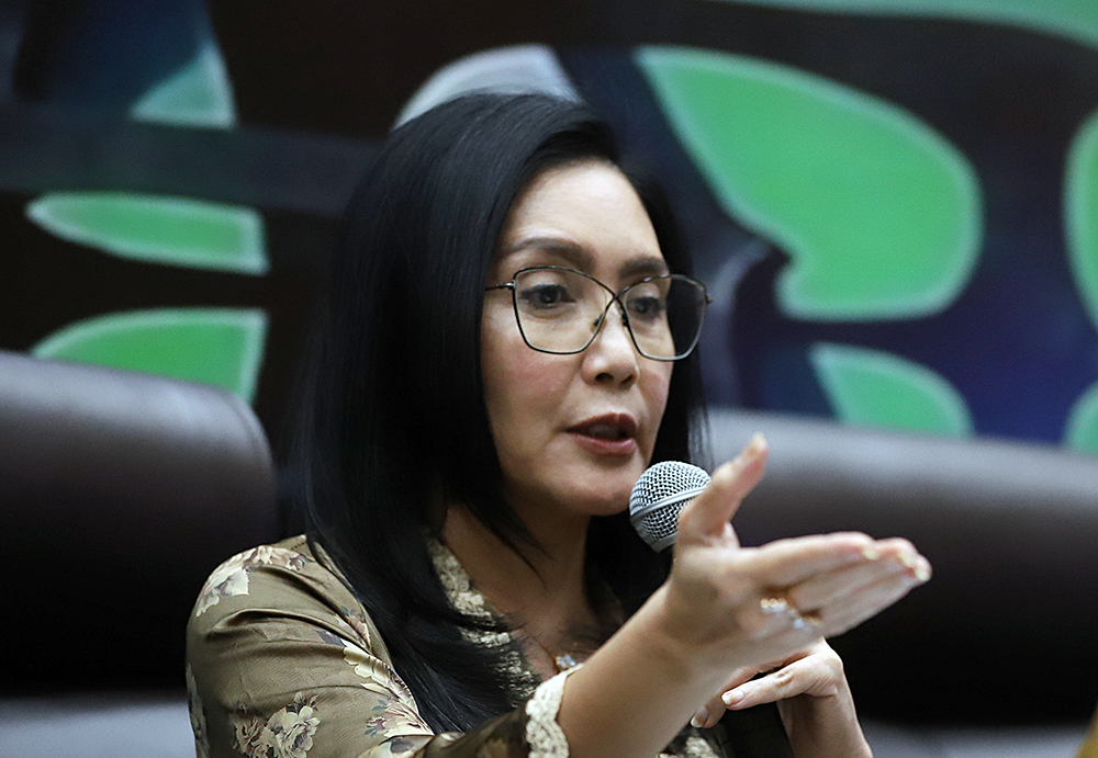 Anggota Komisi VI DPR Rieke Diah Pitaloka memberikan pandangan saat diskusi  Forum Legislasi Tema "Pengesahan RUU BUMN Harapkan Percepat Kemajuan Ekonomi Nasional" . (BeritaNasional/Elvis Sendouw)