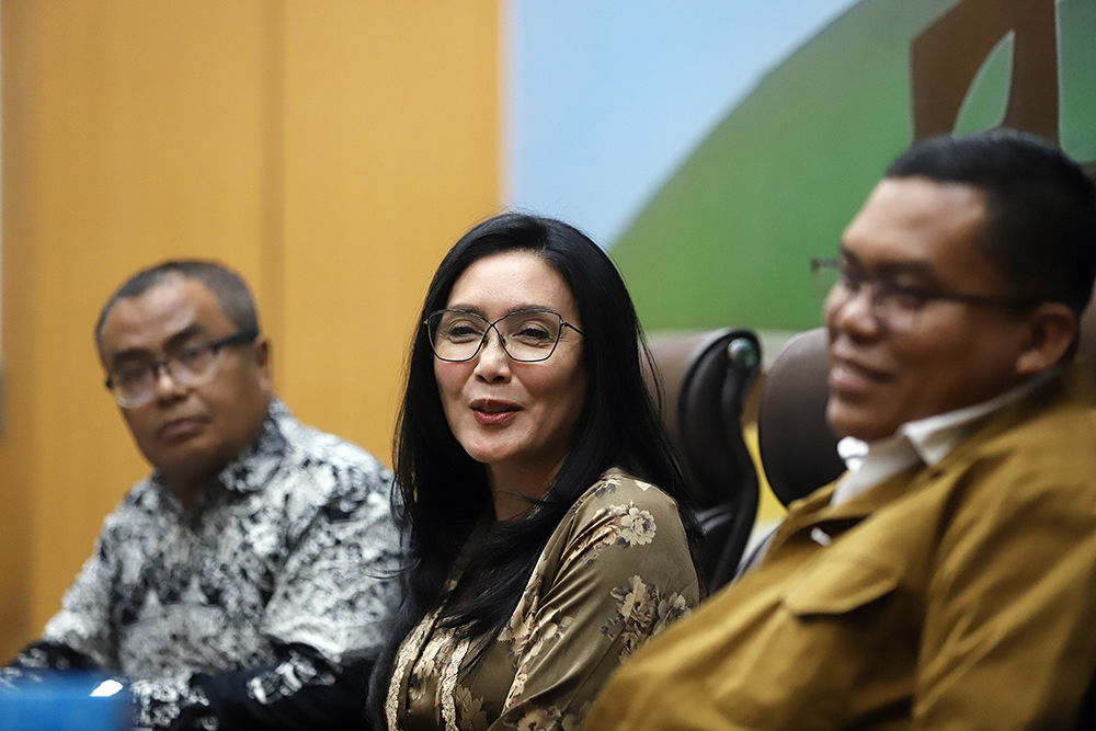 Anggota Komisi VI DPR Rieke Diah Pitaloka memberikan pandangan saat diskusi  Forum Legislasi Tema "Pengesahan RUU BUMN Harapkan Percepat Kemajuan Ekonomi Nasional" . (BeritaNasional/Elvis Sendouw)