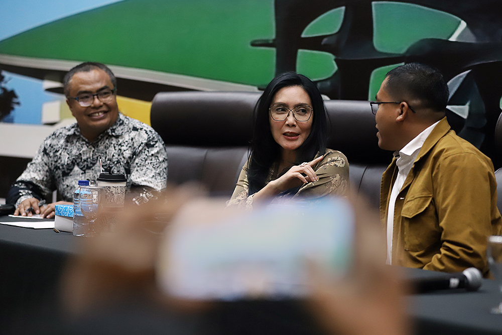 Anggota Komisi VI DPR Rieke Diah Pitaloka memberikan pandangan saat diskusi  Forum Legislasi Tema "Pengesahan RUU BUMN Harapkan Percepat Kemajuan Ekonomi Nasional" . (BeritaNasional/Elvis Sendouw)