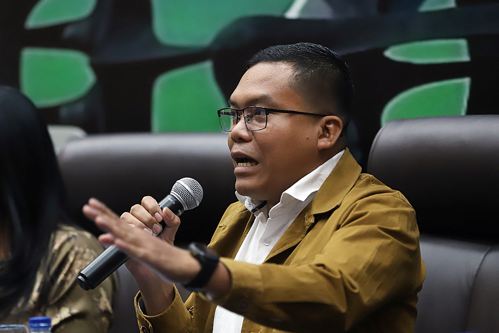 Anggota Komisi VI DPR Rieke Diah Pitaloka memberikan pandangan saat diskusi  Forum Legislasi Tema "Pengesahan RUU BUMN Harapkan Percepat Kemajuan Ekonomi Nasional" . (BeritaNasional/Elvis Sendouw)