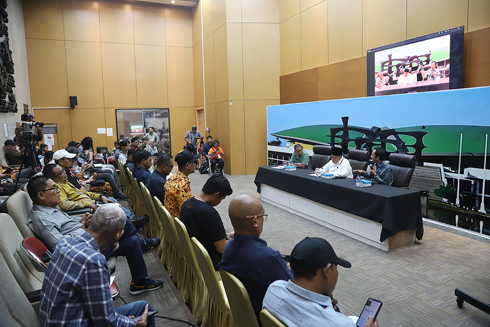 DPR Bersama KWP Gelar Diskusi Bahas Tradisi dan Modernitas Pesantren Dialektika Demokrasi dengan tema “Antara Tradisi dan Modernitas: Mampukah Pesantren Bertahan di Tengah Gempuran Globalisasi?”. (BeritaNasional/Elvis Sendouw)