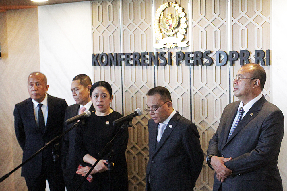 DPR Buka Peluang Bentuk Pansus Evaluasi Haji 2025 Pimpinan DPR memberikan keterangan kepada wartawan usai pimpin Rapat Paripurna ke-20 DPR RI. (BeritaNasional/Elvis Sendouw)