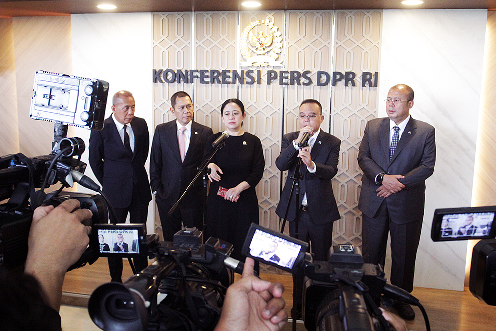 DPR Buka Peluang Bentuk Pansus Evaluasi Haji 2025 Pimpinan DPR memberikan keterangan kepada wartawan usai pimpin Rapat Paripurna ke-20 DPR RI. (BeritaNasional/Elvis Sendouw)