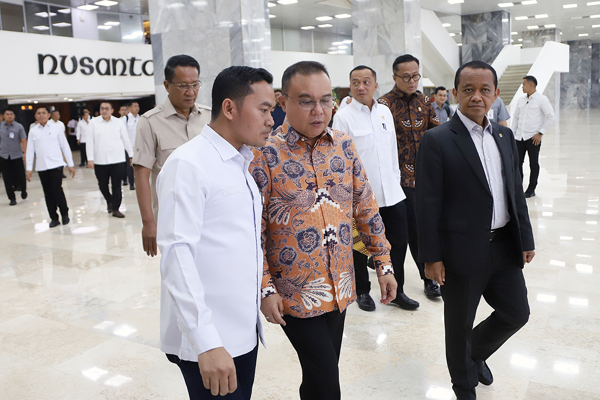 Pimpinan DPR bersama pemerintah memberikan keterangan kepada wartawan terkait rakor kebijakan baru tata kelola ekspor sumber daya alam (SDA). (BeritaNasional/Elvis Sendouw)