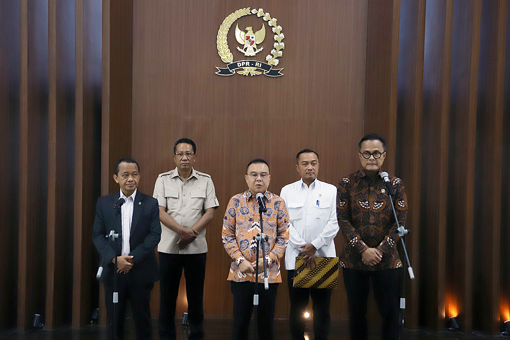 Pimpinan DPR bersama pemerintah memberikan keterangan kepada wartawan terkait rakor kebijakan baru tata kelola ekspor sumber daya alam (SDA). (BeritaNasional/Elvis Sendouw)