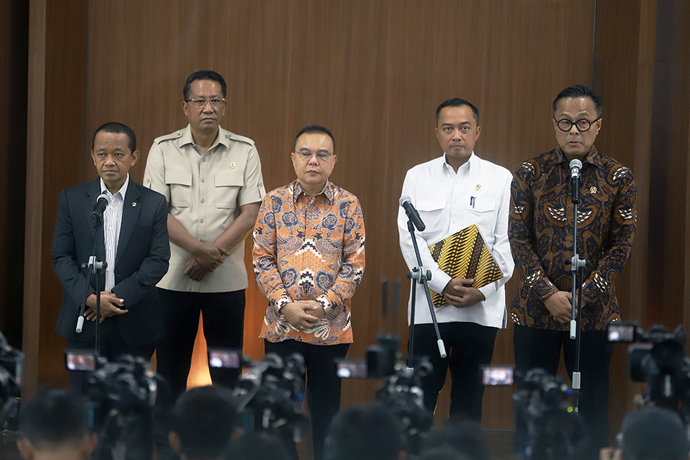 Pimpinan DPR bersama pemerintah memberikan keterangan kepada wartawan terkait rakor kebijakan baru tata kelola ekspor sumber daya alam (SDA). (BeritaNasional/Elvis Sendouw)