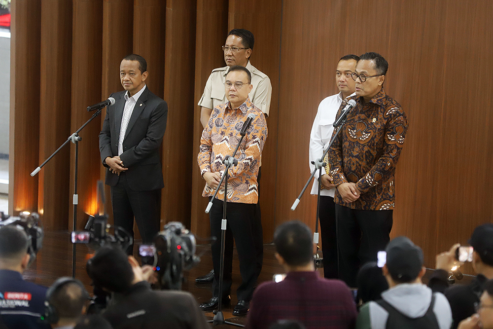 Pimpinan DPR bersama pemerintah memberikan keterangan kepada wartawan terkait rakor kebijakan baru tata kelola ekspor sumber daya alam (SDA). (BeritaNasional/Elvis Sendouw)