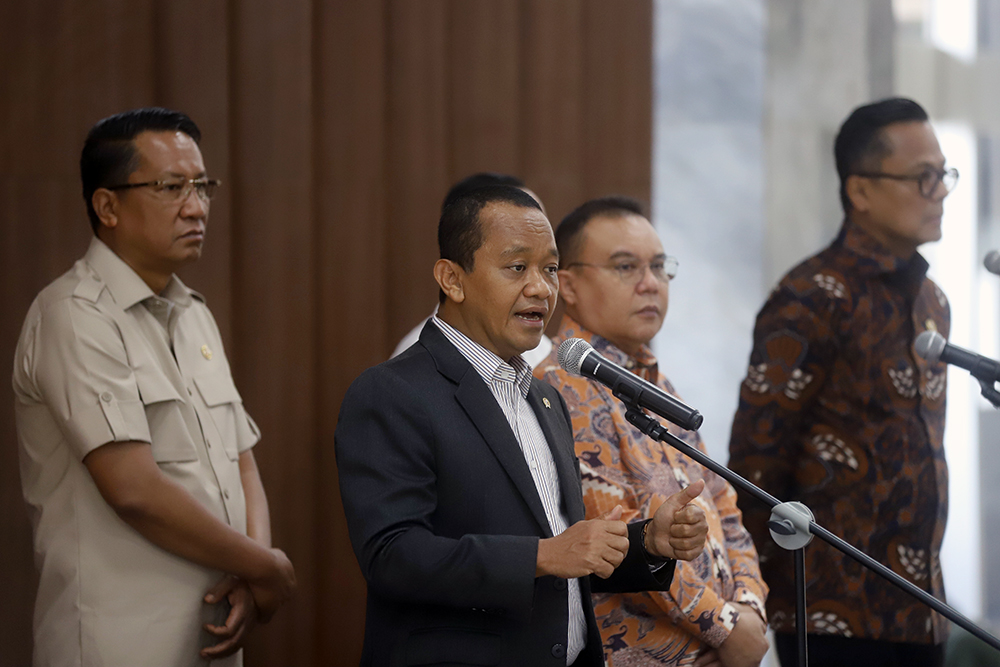 Pimpinan DPR bersama pemerintah memberikan keterangan kepada wartawan terkait rakor kebijakan baru tata kelola ekspor sumber daya alam (SDA). (BeritaNasional/Elvis Sendouw)