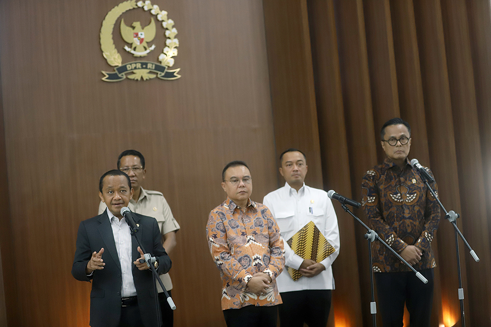 Pimpinan DPR bersama pemerintah memberikan keterangan kepada wartawan terkait rakor kebijakan baru tata kelola ekspor sumber daya alam (SDA). (BeritaNasional/Elvis Sendouw)